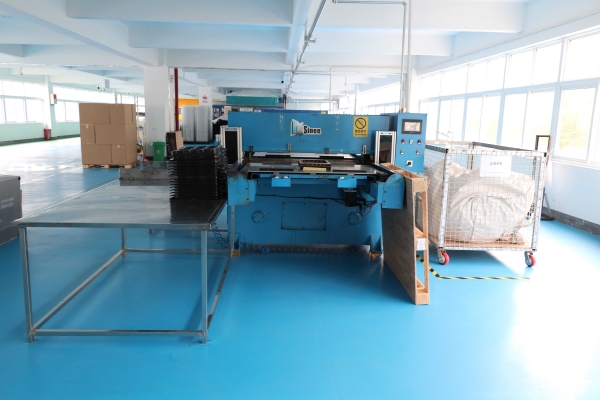 吸(xī)塑包裝生産車間(jian)