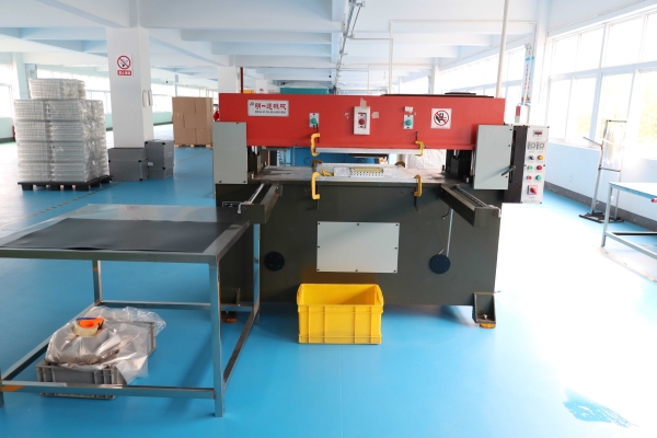 吸塑包(bao)裝生産車(che)間