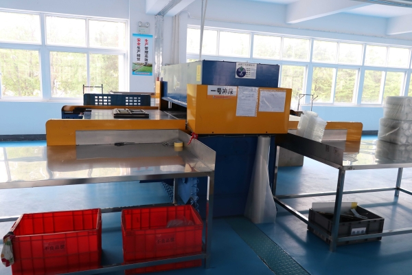 吸塑包(bao)裝生産車(che)間