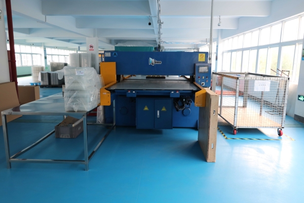 吸塑包(bao)裝生産車(chē)間