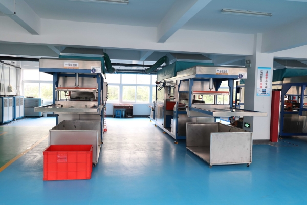 吸(xi)塑包裝生産車間(jian)